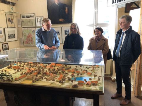Vor einem alten Dorfmodell von Zehlendorf: Matthias Aettner (ganz links, Leiter des Heimatmuseums) gibt Erläuterungen ab