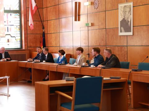 Im Alten BVV-Saal des Rathauses Zehlendorf: Die dreiköpfige Delegation aus Naleczów (rechts hinten), auf dem Podium Bezirksstadtrat Tim Richter