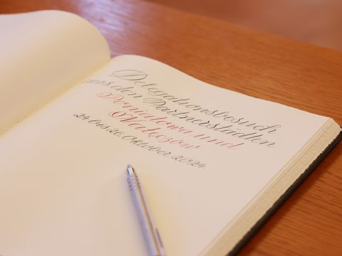 Das Goldene Buch des Bezirks Steglitz-Zehlendorf, bevor die beiden polnischen Bürgermeister ihre Einträge gemacht haben