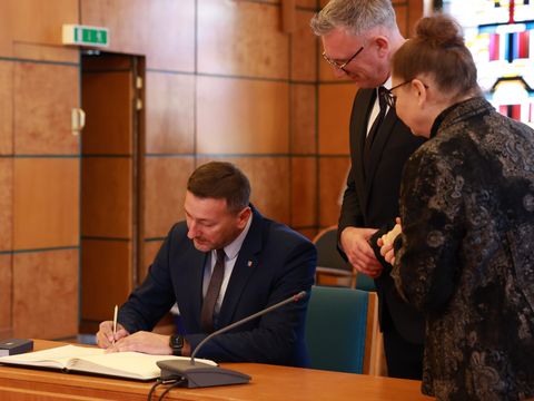 25. Oktober 2024: Bürgermeister Wieslaw Pardyka (Naleczów) trägt sich ins Goldene Buch des Bezirks ein (Alter BVV-Saal des Rathauses Zehlendorf)