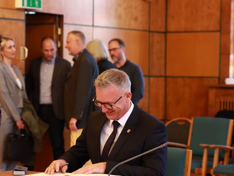 25. Oktober 2024: Bürgermeister Pawel Karczmarczyk (Poniatowa) trägt sich ins Goldene Buch des Bezirks ein (Alter BVV-Saal des Rathauses Zehlendorf)