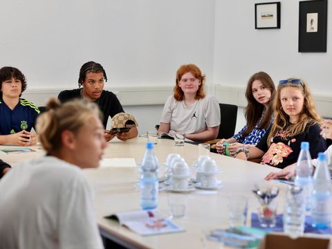 26. Juni 2025: Lauschen der Bezirksbürgermeisterin - Schülerinnen und Schüler der Gail-S.-Halvorsen-Schule