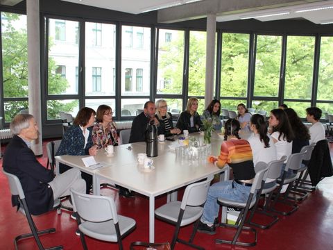 26. Mai 2023: Anregende und spannende Gespräche mit SESB-Schülern verschiedener Jahrgangsstufen. 2.v.l. Bezirksstadträtin Böhm, daneben Schülleiterin Lükemann; ganz links Generalkonsul a.D. Stechel