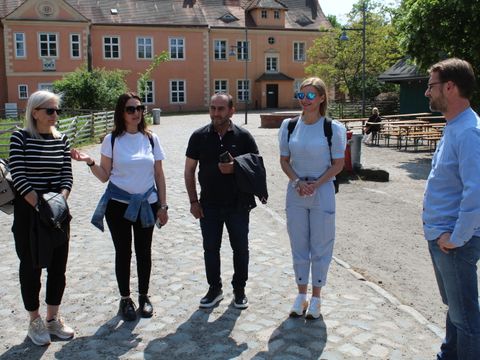26. Mai 2023: Die griechische Delegation lauscht den Ausführungen von Steffen Otte (ganz rechts), Vorstand und Direktor der Domäne Dahlem