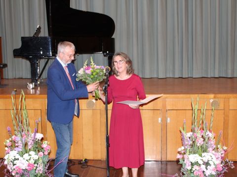 Lasst Blumen sprechen: René Rögner-Francke überreicht Olga Pischel einen Strauß