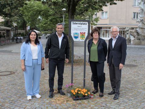 8. Juli 2025: Links vom Platzschild Bürgermeister Davidi und Stellvertreterin aus Sderot, rechts vom Platzschild Bezirksbürgermeisterin Schellenberg und Bezirksbürgermeister a.D. Kopp