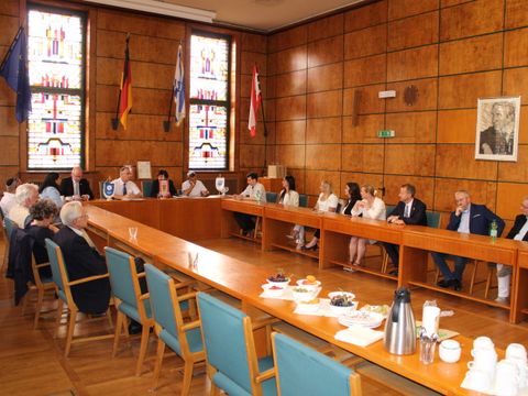 8. Juli 2025: Festgemeinde im Alten BVV-Saal des Rathauses Zehlendorf, versammelt anlässlich der Jubiläumsfeierlichkeiten zu 50 Jahren Städtepartnerschaft mit Sderot und 60 Jahren mit Kiriat Bialik
