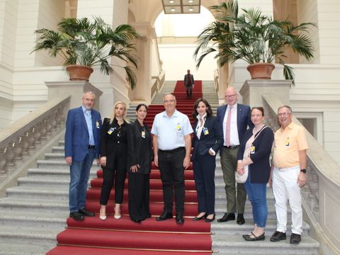10. Juli 2025: Auf rotem Teppich im Abgeordnetenhaus - Bürgermeister Dukorsky (Mitte) mit seiner Delegation, BVV-Vorsteher Rögner-Francke (ganz links), stellv. Bezirksbürgermeister Richter (3.v.r.), BVV-Verordnete Concu (2.v.r.), stellv. Vorsitzender des Partnerschaftsvereins Breidenbach (ganz rechts)
