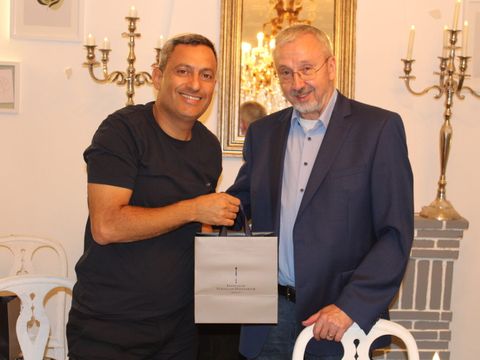 10. Juli 2025: BVV-Vorsteher René Rögner-Francke beim Austausch von Gastgeschenken mit Sderots Bürgermeister Alon Davidi