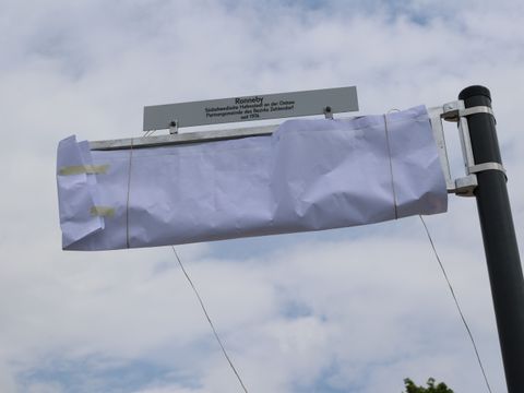 22. Mai 2026: Eben noch verhüllt, jetzt freigelegt: Das Schild der Ronnebypromenade