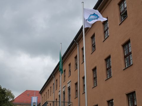 Die Flaggen dreier Partnerstädte (v.l.n.r. Sderot, Charkiw, Kiriat Bialik) wehen einträchtig nebeneinander vor dem Rathaus Zehlendorf.