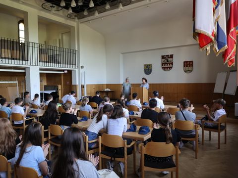 7. September 2023: Meike Zorn, Schulleiterin der Gail-S.-Halvorsen-Schule, spricht ein Grußwort im Alten BVV-Saal des Rathauses Steglitz; links daneben stellv. Bezirksbürgermeisterin Richter-Kotowski