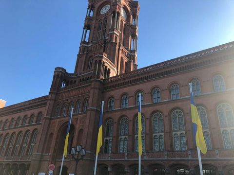 Rotes Rathaus in Blau-Gelb (Oktober 2022)
