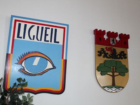 Ziert den Rats-Sitzungssaal von Nentershausen: Wappen von Steglitz-Zehlendorf (links daneben Wappen der französischen Partnerkommune Ligueil)