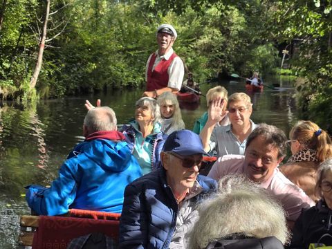 23. September 2025: Fährmann Gerhard steuert seine Fahrgäste aus Nentershausen und Steglitz-Zehlendorf zielsicher durch die Seitenarme der Spree