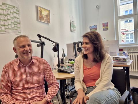 Im lockeren Amtsplausch: Moderatorin Nina Badur und der Städtepartnerschaftsbeauftragte Christian Urlaub