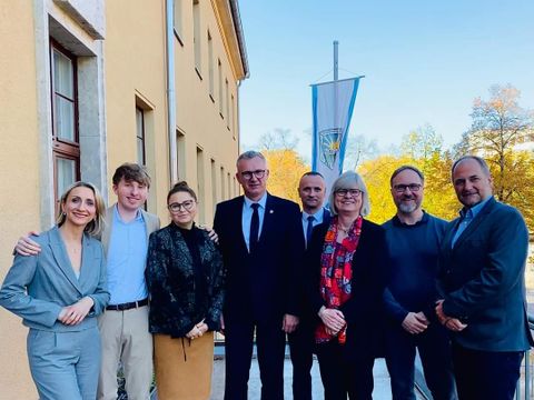 Gruppenbild nach bilateralen Gesprächen - v.l.n.r. Malgorzata Sijbrandij (Elternsprecherin des Schadow-Gymnasiumus), Sebastian Leskien (Vorsitz Städtepartnerschaftsvereins), Dr. Aneta Mazur (Poniatowa), Pawel Karczmarczyk (Bürgermeister Poniatowa), Grzegorz Pluta (Poniatowa), Cerstin Richter-Kotowski (Bezirksstadträtin für Bildung, Kultur und Sport), Dr. Henning von Wittich (Leiter Schul- und Sportamt), Andreas Krenz (Schulleiter Schadow-Gymnasium)