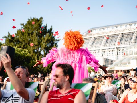 Lola Rose zwischen Publikum
