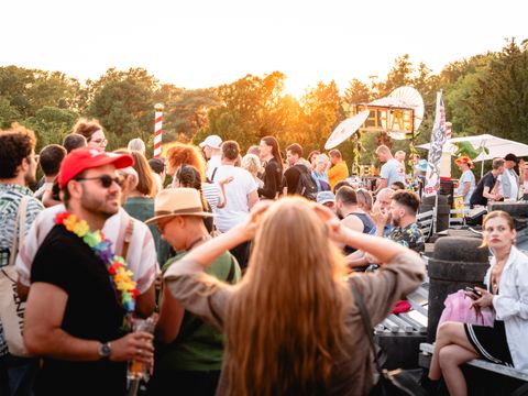 Menschen auf der Terrasse vom Botanischen Garten