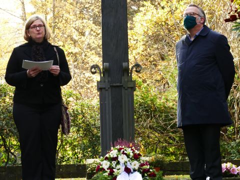Gedenken zum Volkstrauertag 2020, Ansprache von Bezirksbürgermeisterin Angelika Schöttler (mit Bezirksverordnetenvorsteher Stefan Böltes rechts im Bild)