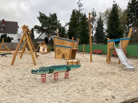 Fantasia-Spielplatz am Hollabergweg (Krokodil, Rutsche, Schatzkiste)