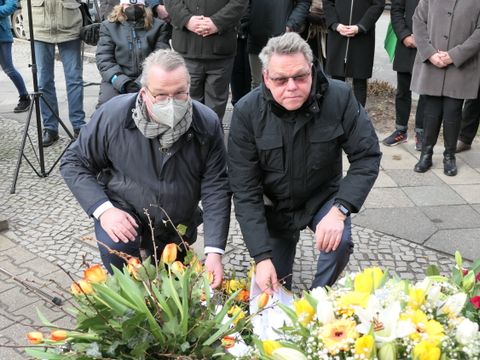 Bezirksbürgermeister Jörn Oltmann (rechts) und Bezirksverordnetenvorsteher Stefan Böltes legen einen Kranz in Gedenken an Hatun Sürücü nieder.