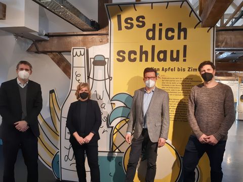 Von links nach rechts: Bezirksstadtrat Dollase, Frau Scholz (Kindermuseum), Herr Bruns (Leiter des Amtes für Weiterbildung und Kultur) und Herr Sperlich (Kindermuseum)