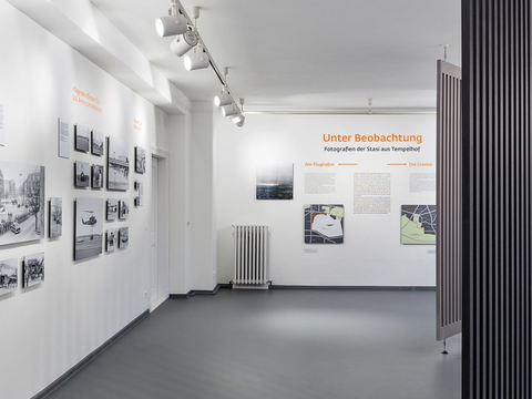 Ausstellung „Unter Beobachtung“ im Obergeschoss vom Tempelhof Museum (Bild: Klaus R. Bittl)