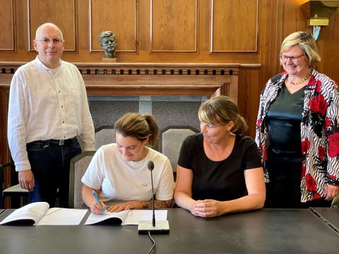 Von links nach rechts: Herr Baldow (stellvertretender Fachbereichsleiter, Stadtplanung), Frau Podpeska (1. Vorsitzende des Ponyclubs), Frau Frohoff (Schriftführerin des Ponyclubs) und Frau Schöttler (Bezirksstadträtin)