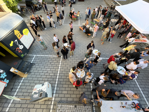 Der Museumshof hat sich als Event-Location bewährt: hier die Eröffnungsfeier der aktuellen Demokratie-Ausstellung „Hey, was geht?“