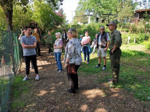 Naturranger Björn Lindner (rechts) führt mit Bezirksstadträtin Angelika Schöttler (Mitte) durch die Naturschutzstation