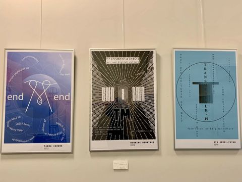 Drei eingerahmte Bilder hängen an einer weißen Wand.