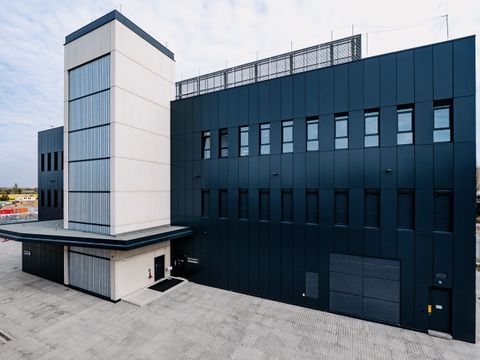 NTT Gebäide in schwarz und weiß