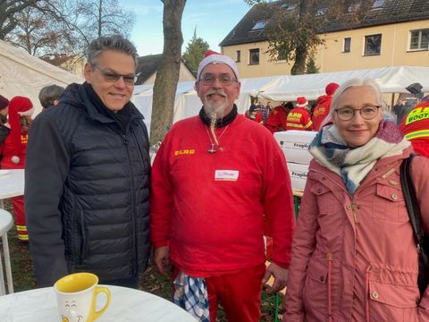 Bei ihrem Rundgang trafen Bezirksbürgermeister Jörn Oltmann und die stellvertretende BVV-Vorsteherin Martina Zander-Rade den DLRG-Bezirksleiter Thomas Wittwer