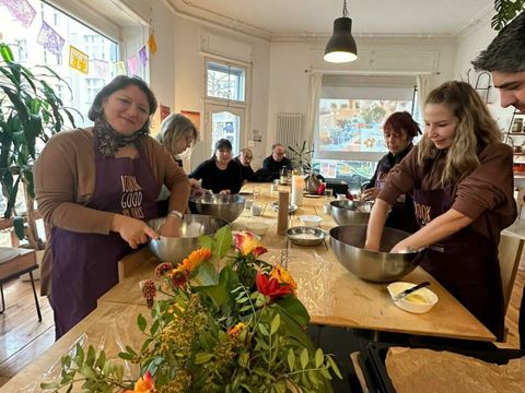 Die Delegation aus Mezitli beim Plätzchenbacken des Projekts „Über den Tellerrand“ (Bild: Sibel Baladin)
