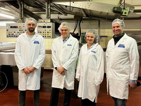 Von links nach rechts: Lars Zaddach (Leiter Engineering), Bezirksbürgermeister Jörn Oltmann, Natalia Kontos von Berlin Partner für Wirtschaft, Christian Metzing, Leiter des Werks in Tempelhof-Schöneberg