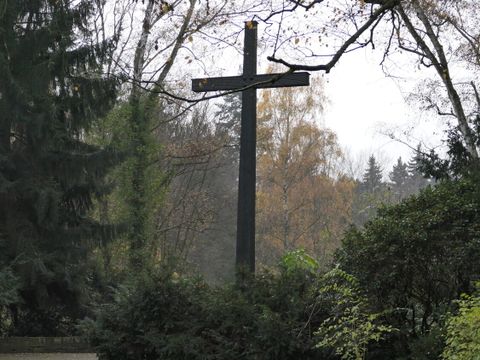 Das große Gedächtniskreuz auf dem Heidefriedhof