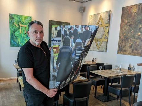 Rafael Herlich mit dem zerstörtem Bild (Bild: Yorai Feinberg)