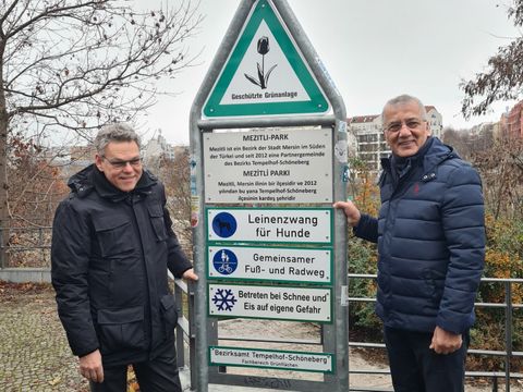 Bezirksbürgermeister von Tempelhof-Schöneberg Jörn Oltmann (links) und Bezirksbürgermeister von Mezitli Neset Tarhan (rechts) bei der Einweihung des Mezitli Parks