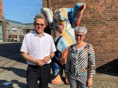 Bezirksbürgermeister Jörn Oltmann (links) und Prof. Dr. Sophia Becker (rechts)