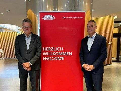 Bezirksbürgermeister Jörn Oltmann (links) und Jean-Luc Delay (Geschäftsführer der Takeda Pharma in Deutschland)