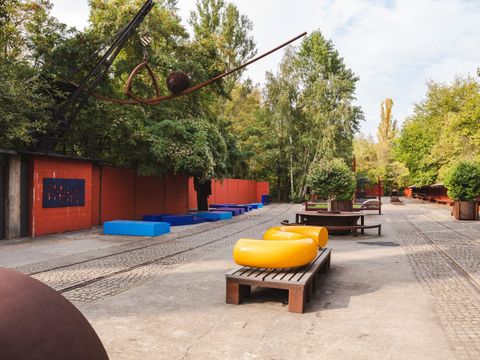 Gelbe und blaue Ausstellungsstücke in einem Park