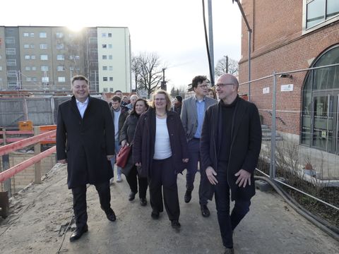 Von links nach rechts: Andreas Geisel (Senator für Stadtentwicklung, Bauen und Wohnen), Melanie Kühnemann-Grunow (Mitglied des Abgeordnetenhauses), Angelika Schöttler (Bezirksstadträtin für Stadtentwicklung und Facility Management), Stefan Bruns (Leiter des Amts für Weiterbildung und Kultur) und Thomas Bestgen (Investor) beim Rundgang um die Alte Mälzerei