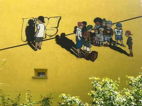 Am Wandgemälde von Gris & Mozr führt die spielerische Entdeckungstour „Emils neue Detektive“ am 10. April 2023 vorbei. (Bild: Museen Tempelhof-Schöneberg)