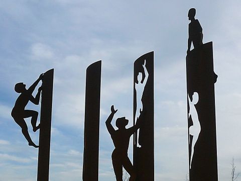 Eine der Stationen beim Feierabendspaziergang in Lichtenrade am 25. Mai 2023 – das Mauerdenkmal der Bildhauerin Kerstin Becker. (Bild: Markus Mohn)