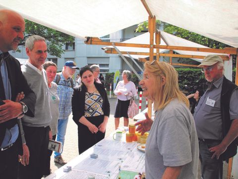 Von links nach rechts: Herr Machulik, Staatssekretär für Wohnen und Mieterschutz, Herr Pulm, Quartiersmanagement Nahariyastraße und Bezirksstadträtin Eva Majewski im Gespräch am Stand des Lichtenrader Volkspark e.V. (Bild: Kerstin Heine, 2023)