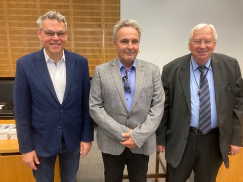 Von links nach rechts: Bezirksbürgermeister Jörn Oltmann, Buchautor Manfred Suttinger und Ed Koch (Paper Press e.V.) bei der Buchlesung (Bild: Pressestelle Tempelhof-Schöneberg)