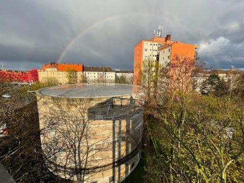 Blick auf den Schwerbelastungskörper vom Aussichtsturm (hier als Schatten zu sehen) (Bild: Museen Tempelhof-Schöneberg)