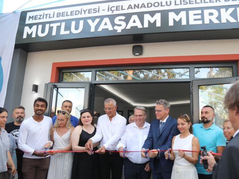 Neben den Bezirksverordneten von Mezitli und den Freiwilligen sind hier vertreten von links nach rechts: Bezirksverordneter Martin Rutsch, Stellvertretende BVV-Vorsteherin Martina Zander-Rade, Bezirksstadträtin Eva Majewski, Bezirksbürgermeister Neset Tarhan, BVV-Vorsteher Stefan Böltes, Bezirksbürgermeister Jörn Oltmann