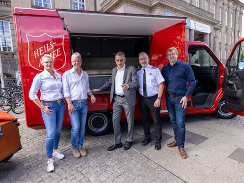 Heilsarmee stellt neues Hilfsfahrzeug vor